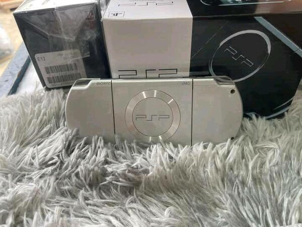 Console portable PSP argent