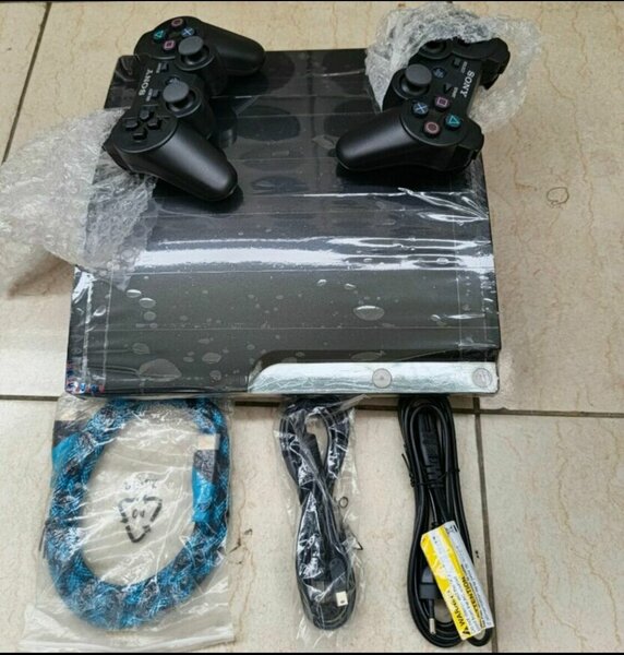 Console PS3 avec 2 manettes