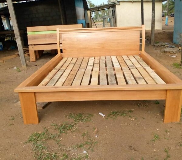 Lit en bois avec tête de lit