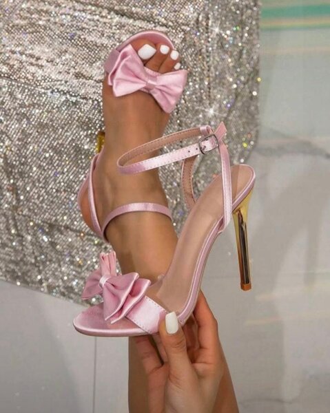 Sandales à talons roses élégantes
