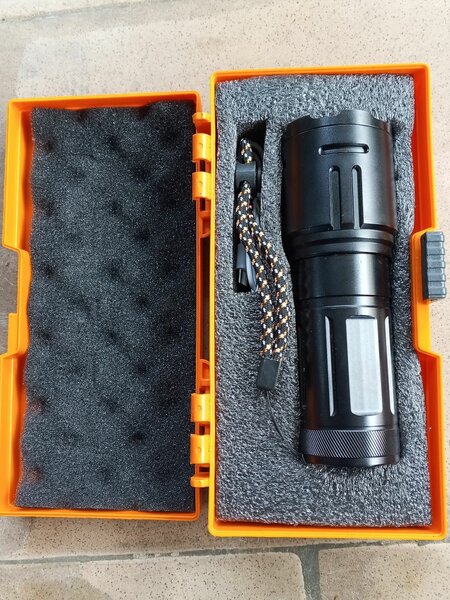 Lampe torche LED rechargeable