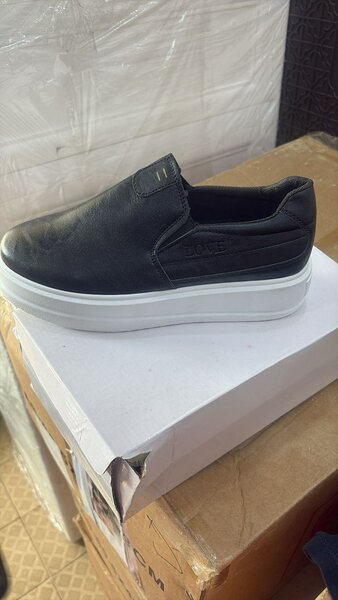 Paires plates-formes noires