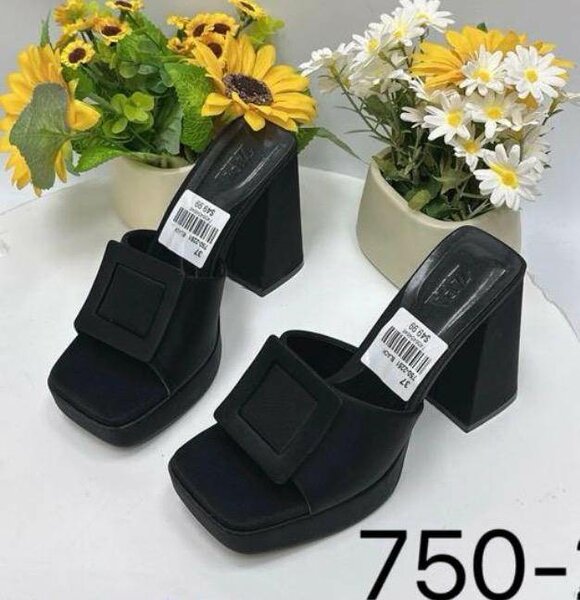 Sandales à talons carrés