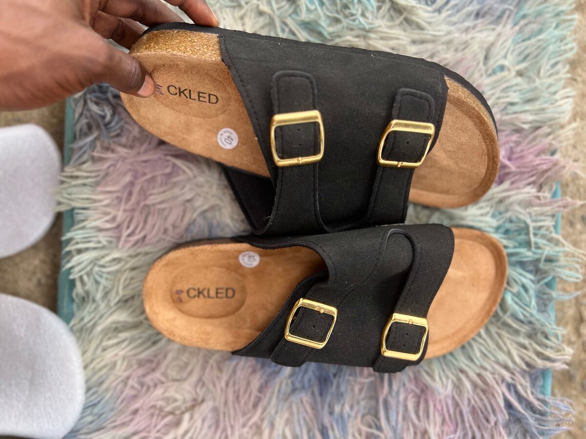 Sandales plates noires CKLED