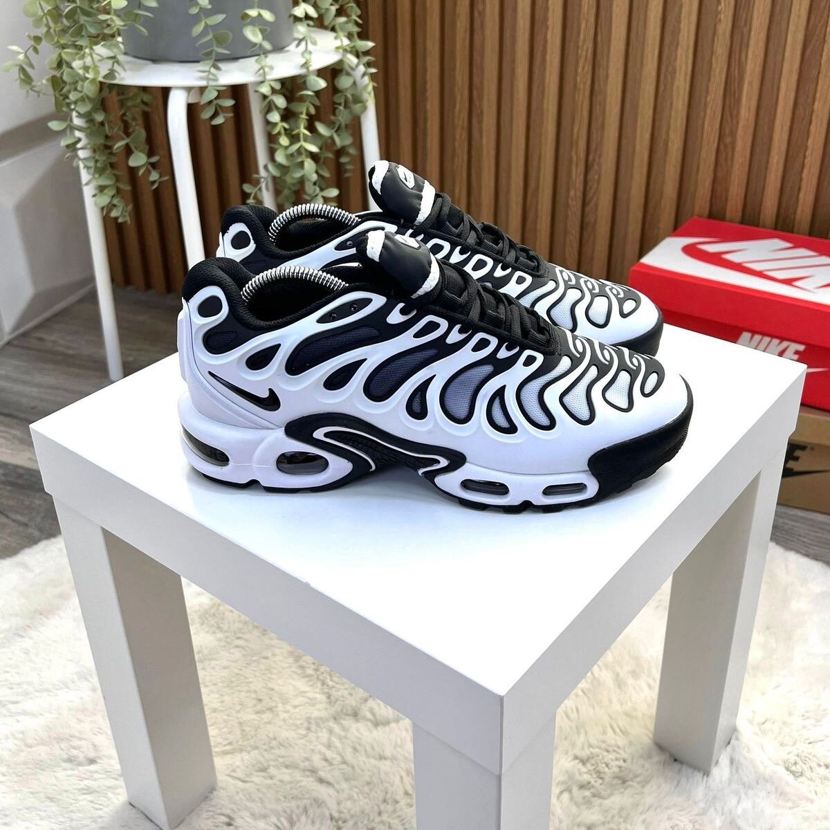 Chaussures Nike Air Max Plus Noir et Blanc
