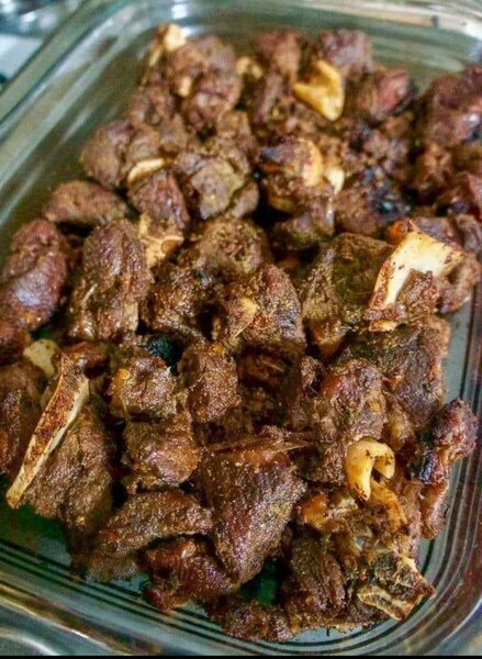 Cabri braisé en portion