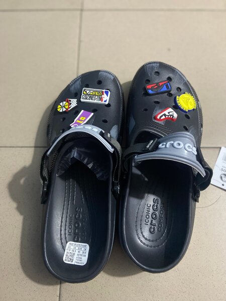 Chaussures Crocs noir avec décorations