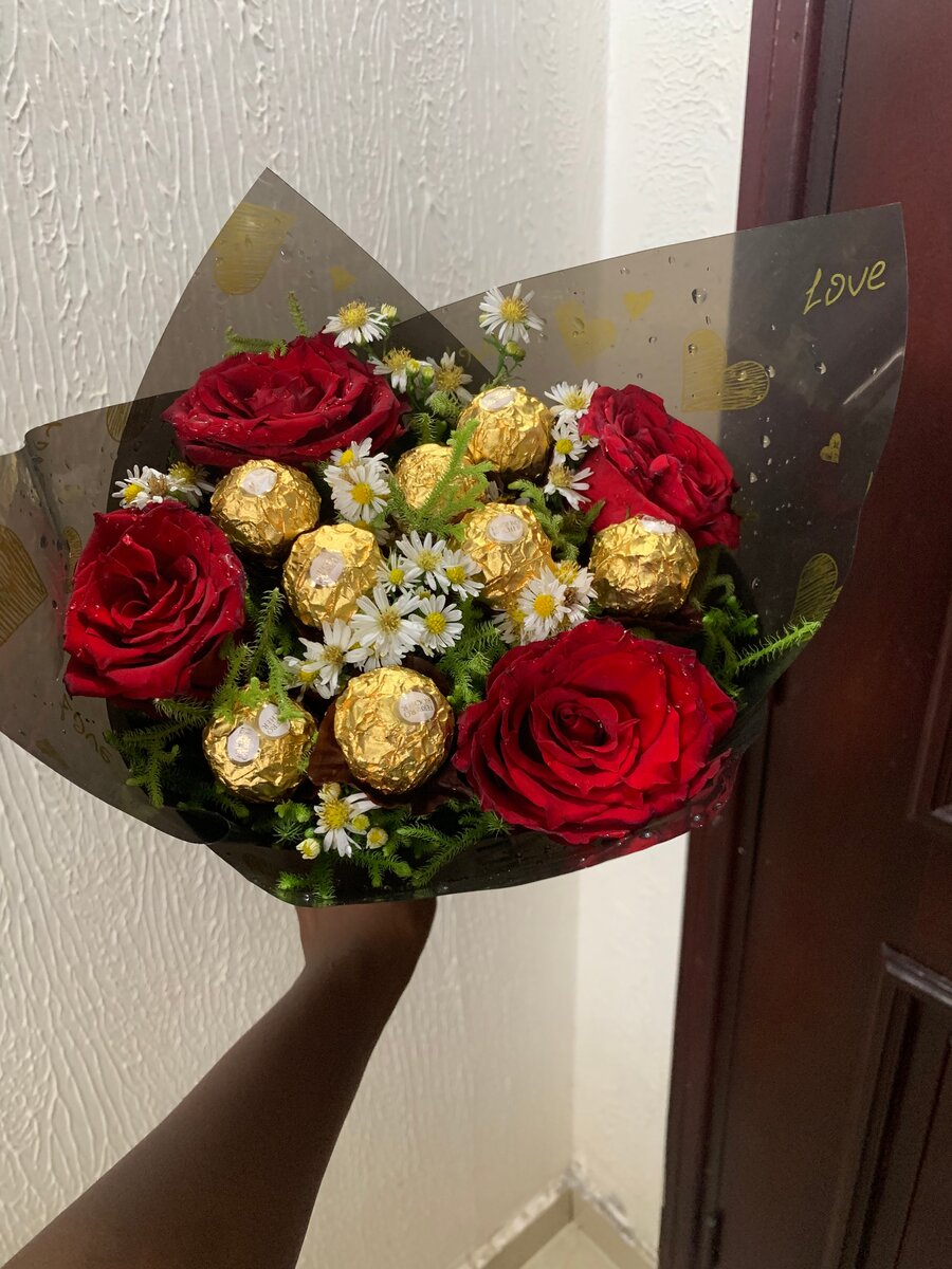 Bouquet de roses et chocolats