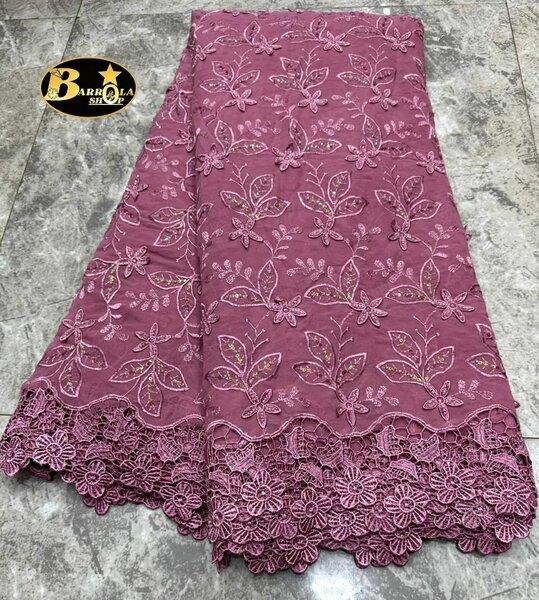 Tissu brodé élégant