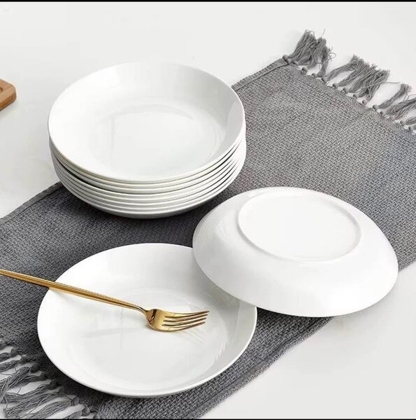 Service d'assiettes blanches