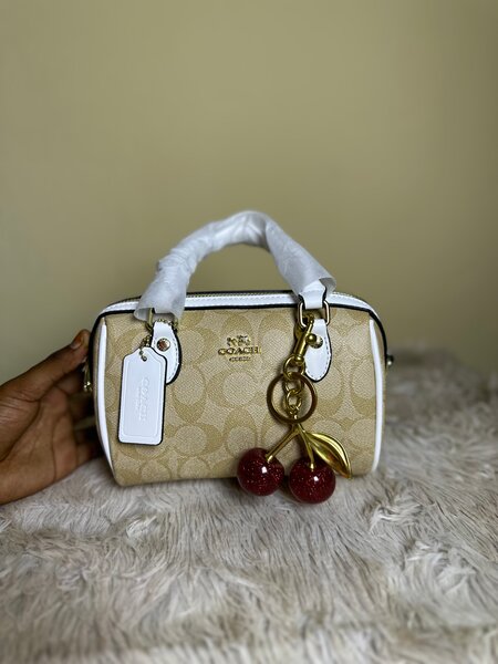 Sac à main élégant avec breloque