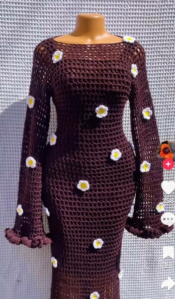 Robe en crochet marron avec fleurs