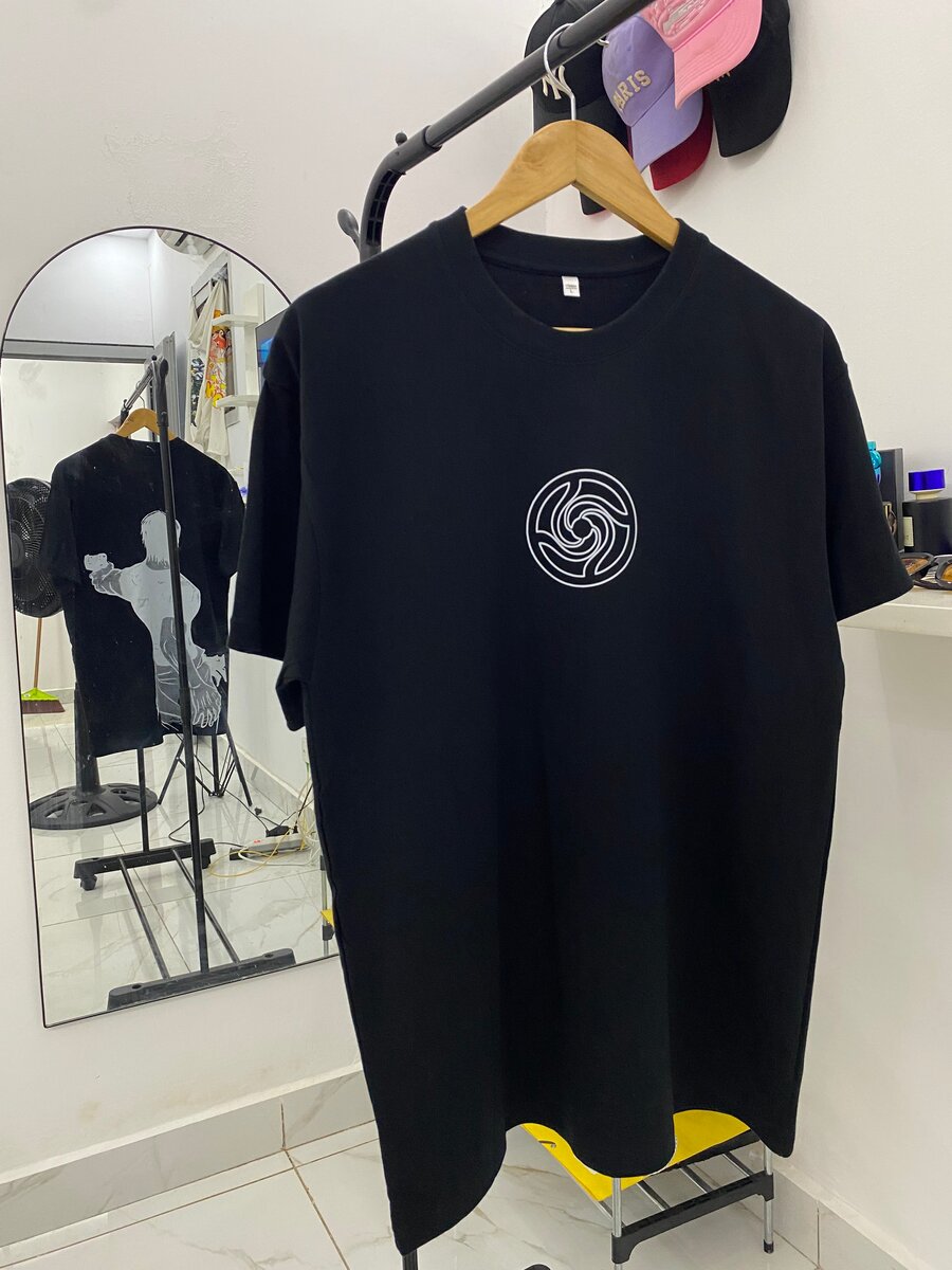 T-shirt noir homme avec design graphique