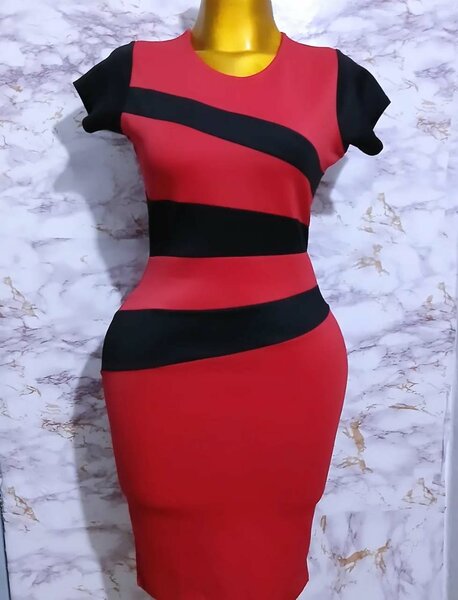 Robe rouge  noire chic