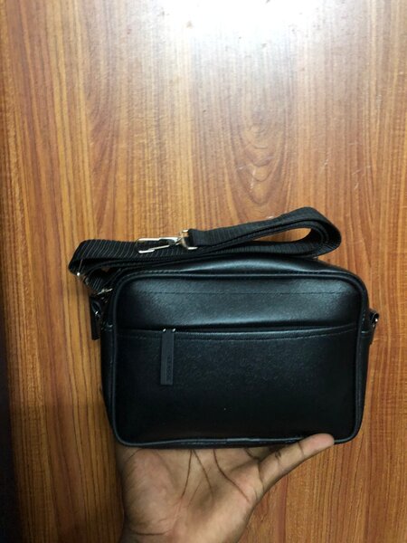 Sac bandoulière en cuir noir