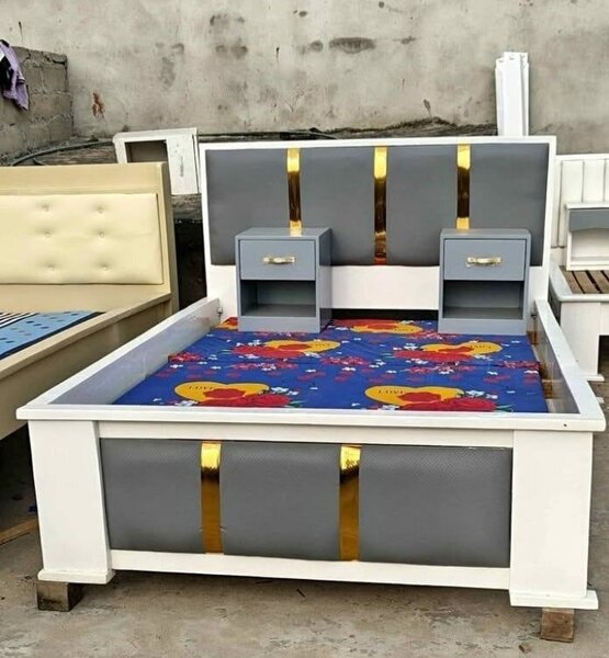 Lit avec rangement et chevets intégrés