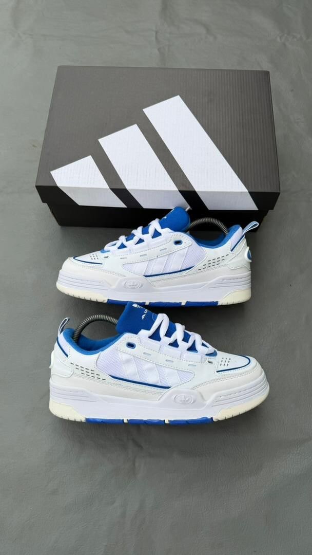 Chaussures Adidas blanches et bleues