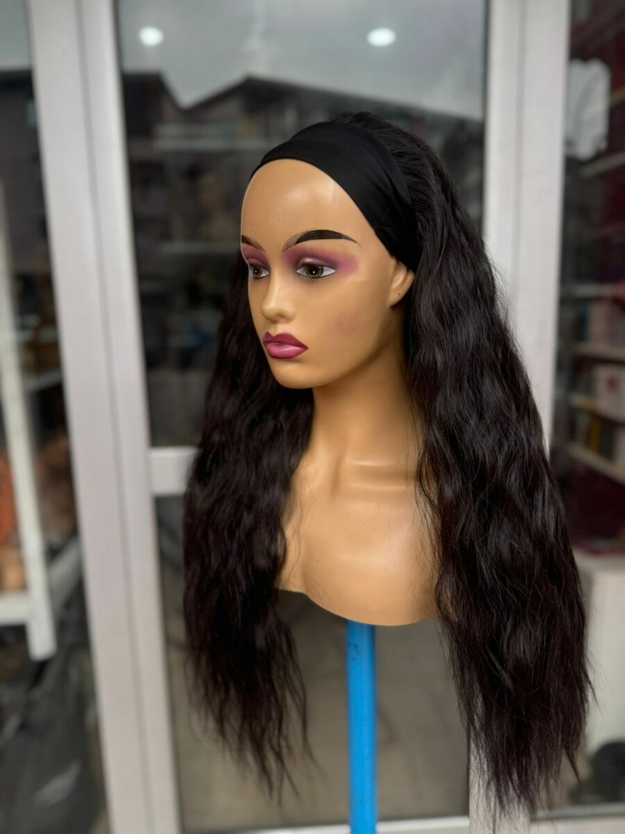 Perruque noire ondulée avec bandeau