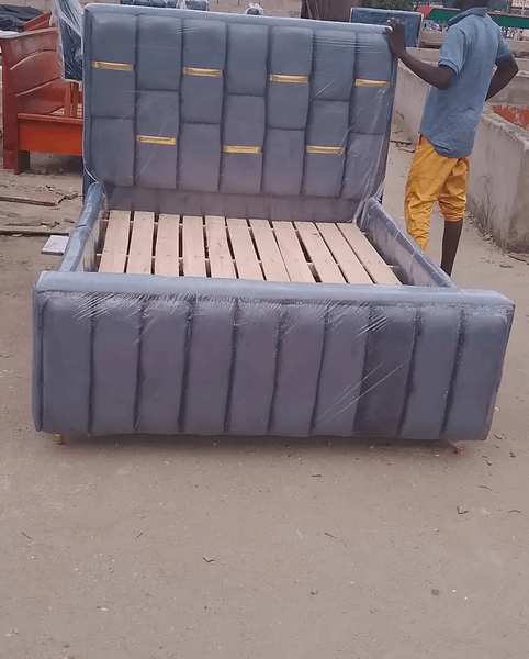 Lit gris capitonnée