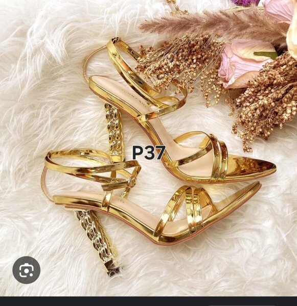 Sandales à talons dorées élégantes