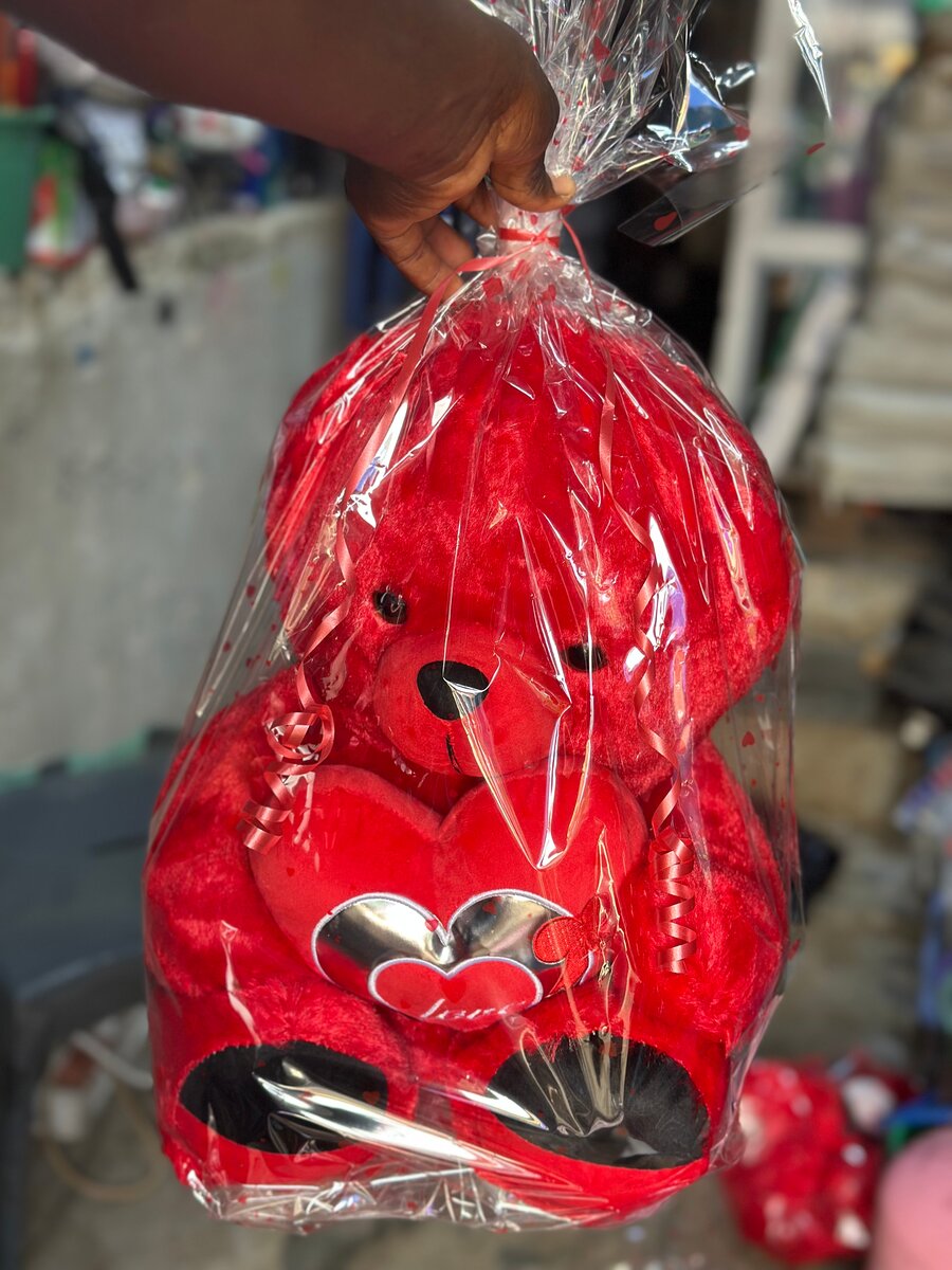Ours en peluche rouge avec cœur
