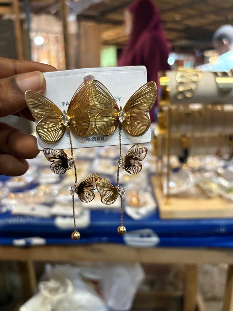 Boucles pendantes papillon dorées