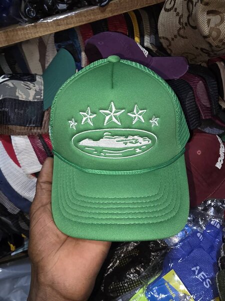 Casquette verte étoilée