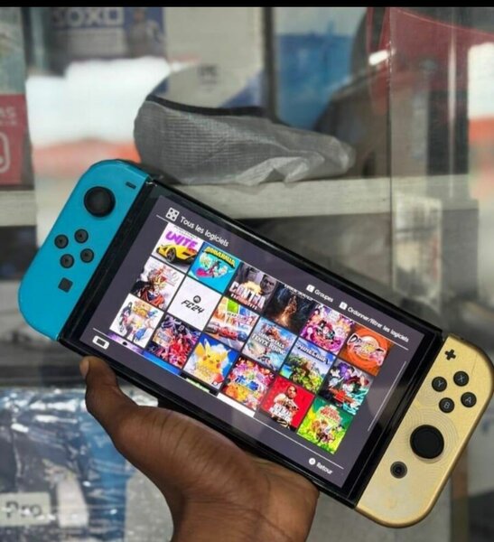 Nintendo Switch avec manettes Joy-Con