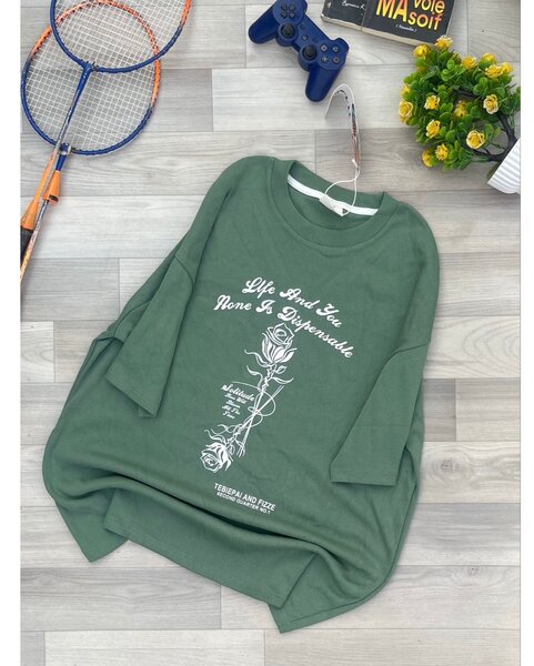 Pull homme vert avec motif fleuri