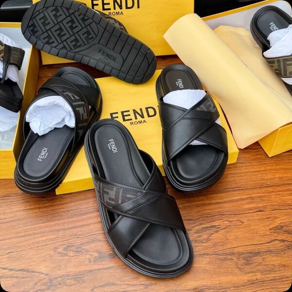 Sandales Fendi en cuir noir