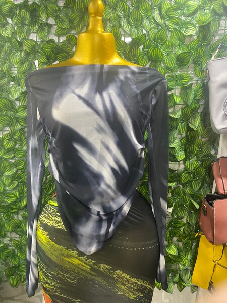 Haut asymétrique à fleurs