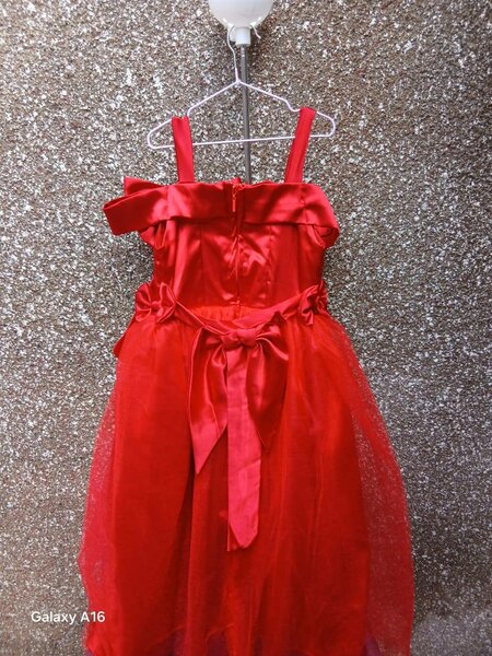 Robe rouge enfant élégante