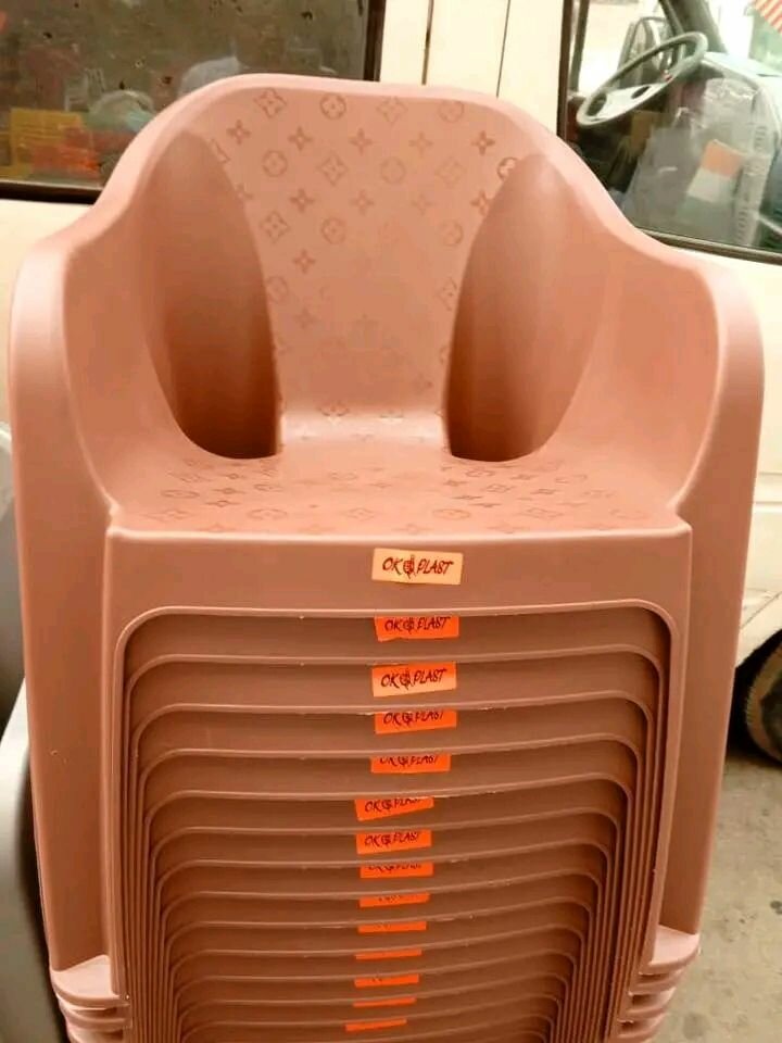 Chaises en plastique empilables