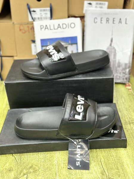 Claquettes noires Levi's