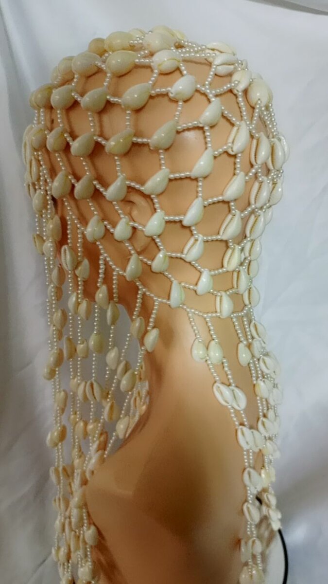 Chapeau en perles et cauris