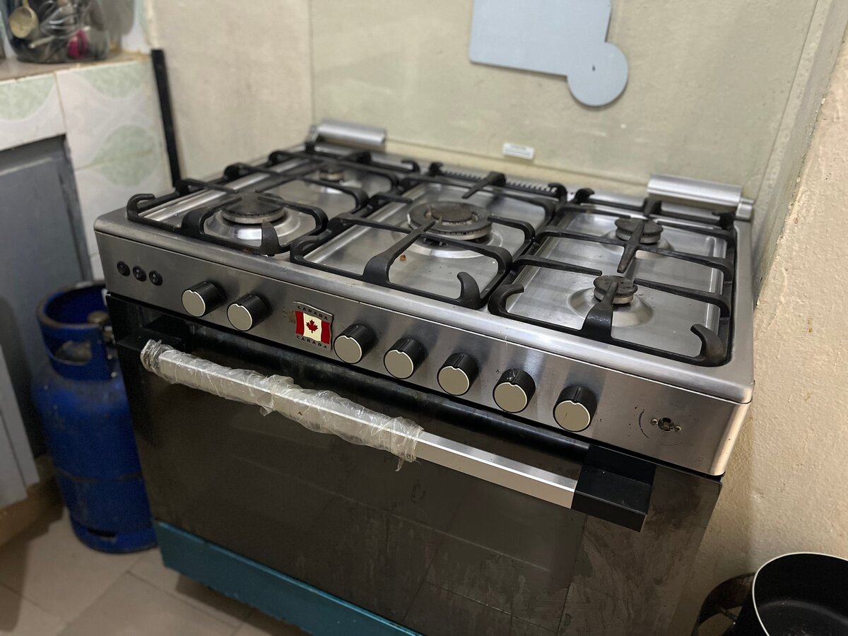 Cuisinière 5 foyer et four.