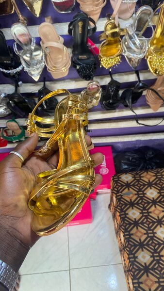 Chaussures à talons hauts transparents dorés