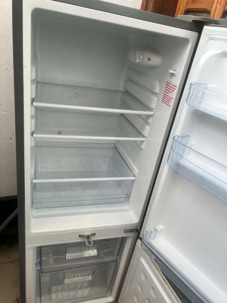 Réfrigérateur moderne argenté