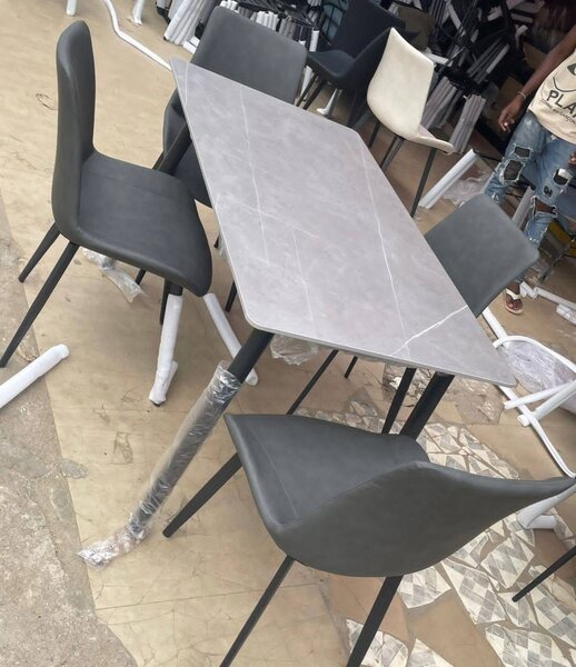 Table et chaises modernes