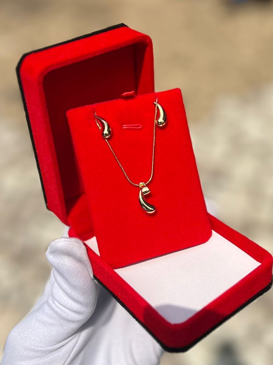 Ensemble collier et boucles d'oreilles