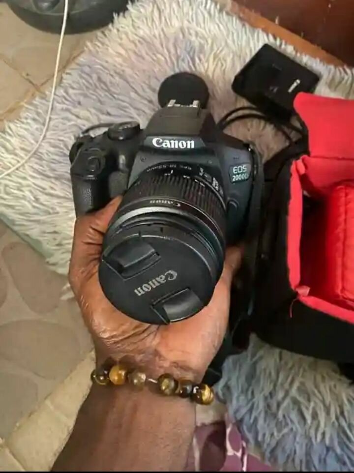 Appareil photo Canon EOS 2000D