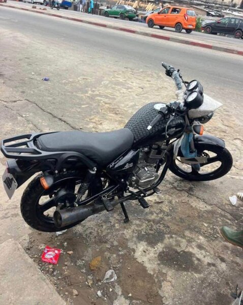 Moto noire polyvalente