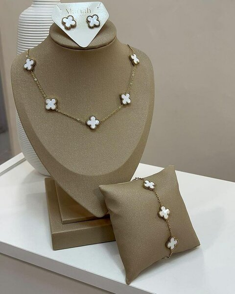 Ensemble collier et boucles d'oreilles Van Cleef