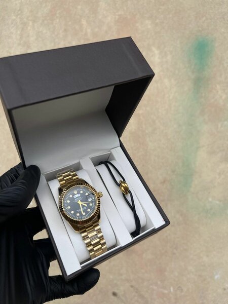 Montre de luxe dorée