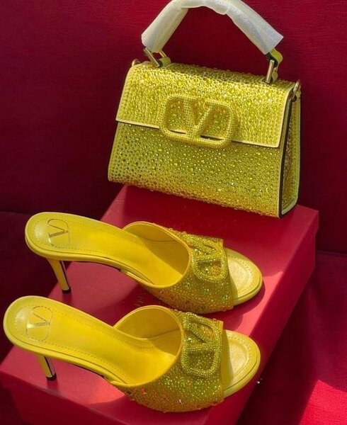 Chaussures à talons jaunes Valentino