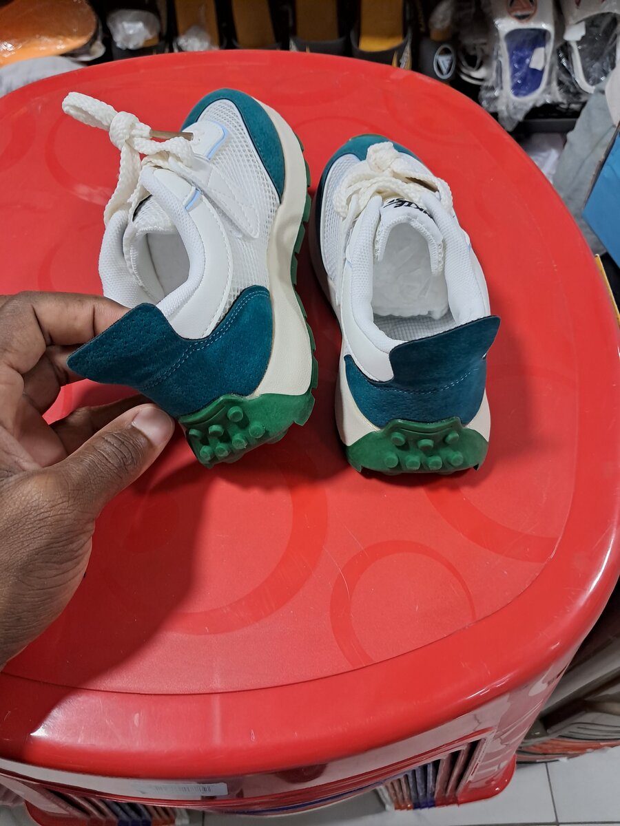 Chaussures de sport NIKE blanches et vertes