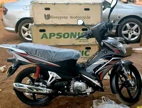 Moto Haoujune noire et rouge