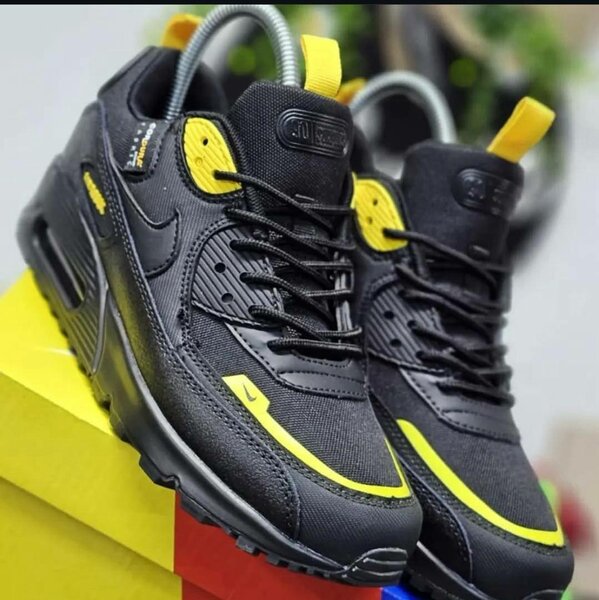 Baskets Noires et Jaunes