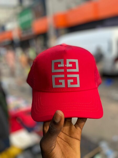 Casquette rouge élégante
