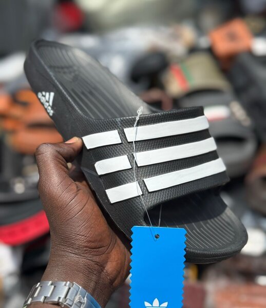 Claquettes noires sport